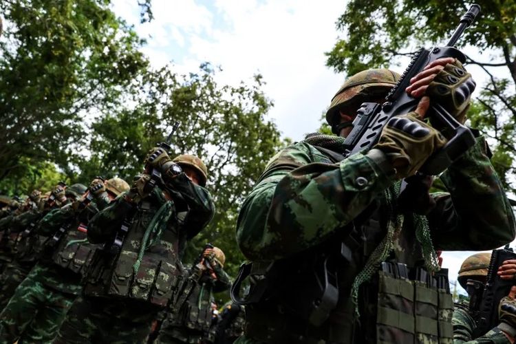 Tentara Thailand memberi hormat saat Perdana Menteri Thailand Paetongtarn Shinawatra mengunjungi Kompi Ranger 1202 di perbatasan Thailand-Kamboja di distrik Aranyaprathet pada 26 Juni 2025. Thailand dan Kamboja sepakat untuk gencatan senjata tanpa syarat setelah lima hari baku tembak yang menewaskan 36 orang.