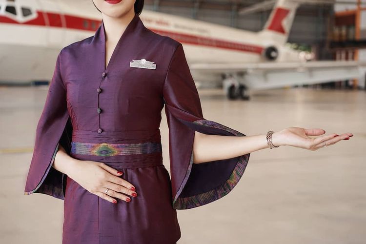 Pramugari Garuda Indonesia selain cantik juga ramah, dan pintar. Berapa gaji pramugari Garuda Indonesia?