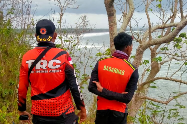 Petugas saat memantau situasi dan kondisi laut selatan Banyuwangi 