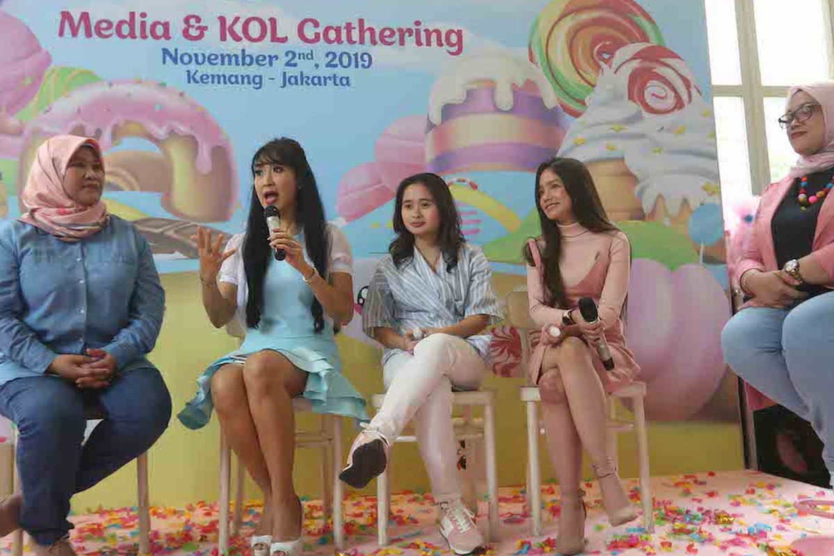 Nadiya Sururi, Senior Group Brand Manager Personal Care PT PZ Cusson Indonesia (kiri ke kanan) A Kasandra Putranto, Psikologi, artis Bella Graceva, Grietta Agatha dan Anna Setyani, Head of Brand Activation PT PZ Cusson Indonesia saat talk show bertema ?Apakah Penampilan Manis Sudah Cukup? di Jakarta, Sabtu (2/11)
