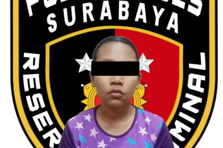 Seorang ibu rumah tangga berinisial AS, warga Kecamatan Simokerto, Surabaya, ditangkap Polrestabes Surabaya lantaran diduga melakukan penganiaayan terhadap anak kandungnya hingga tewas.