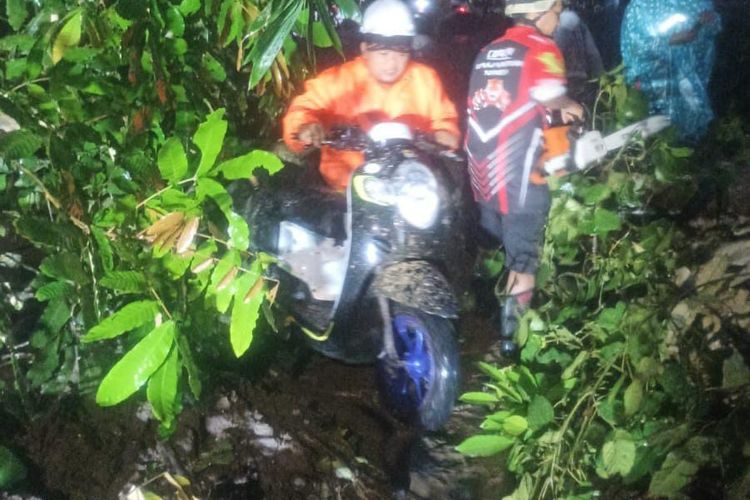 Jalur Gumitir kabupaten Jember longsor menimpa satu pengendara sepeda motor pada Minggu (6/11/2022)