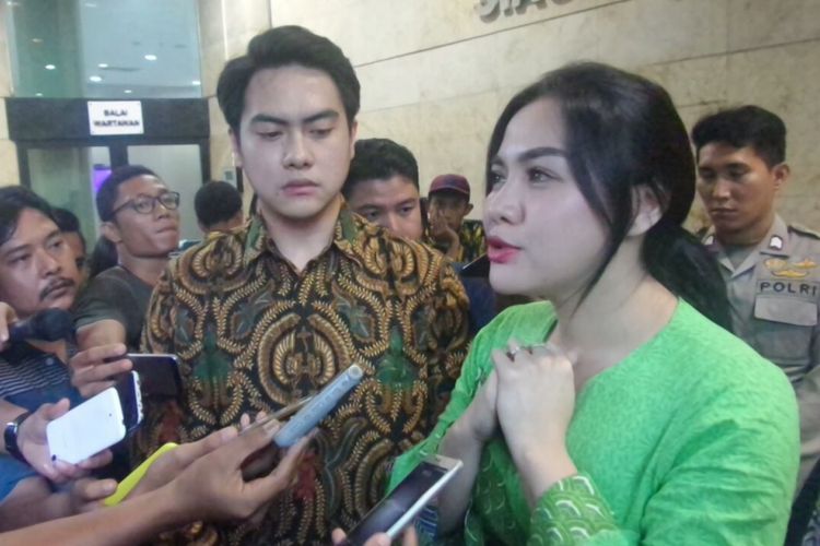 [19:24, 10/2/2017] Mutya Keteng: Vicky Shu usai menjalani pemeriksaan berkait kasus dugaan penipuan dan penggelapan oleh First Travel di Bareskrim Polri, Jakarta Pusat, Senin (2/10/2017) sore.