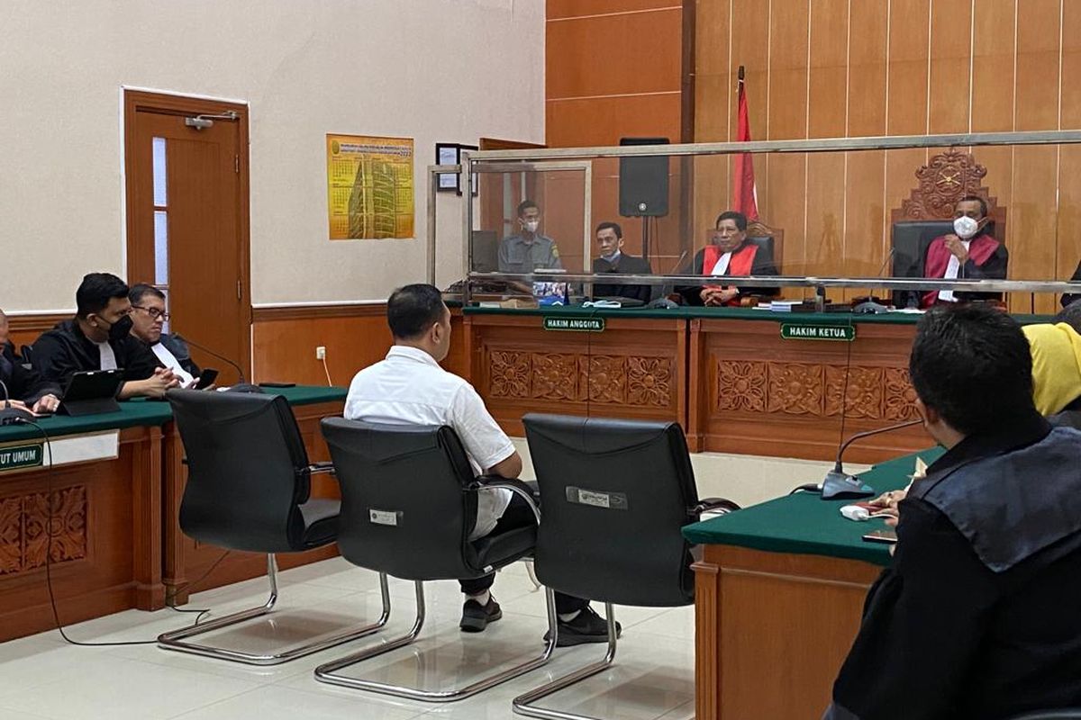 Eks Kapolsek Kalibaru Kompol Kasranto mendengarkan vonis majelis hakim di PN Jakarta Barat, Rabu (10/5/2023). 