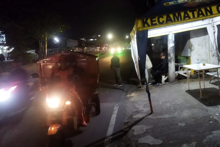 Pemerintah Kota Tangerang membuat posko pantau untuk mengawasi dan menindak para pelaku pembuang sampah sembarangan di tengah jalan raya, tepatnya berada di samping Kali Parung Serab, Kecamatan Ciledug Kota Tangerang, Minggu (8/1/2023).