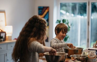 Mengajak anak mengolah sajian buka puasa