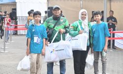 Berdayakan Usaha Lokal, Pertamina Bagikan Produk UMKM Binaan untuk Anak Pengemudi Ojek