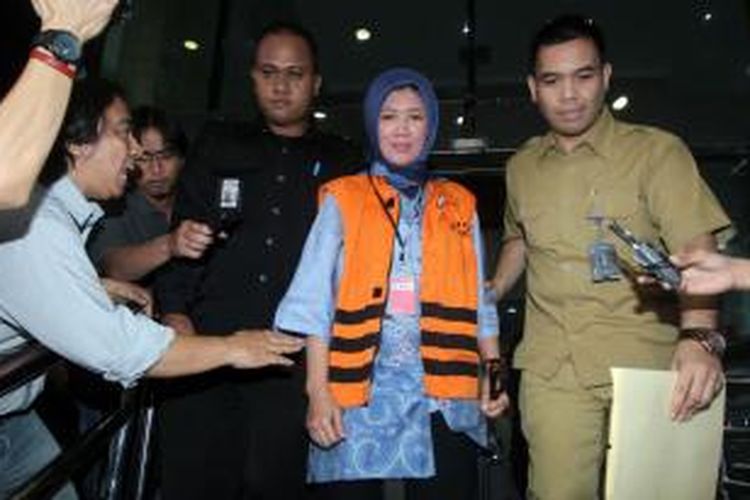 Istri Wali Kota Palembang Romi Herton, Masyito Herton, ditahan Komisi Pemberantasan Korupsi (KPK), di Jakarta, Kamis (10/7/2014). Masyito ditahan bersama suaminya, Romi Herton, karena diduga terlibat dalam kasus suap sengketa Pilkada Kota Palembang yang juga melibatkan mantan Ketua MK Akil Mochtar.