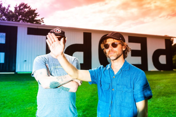 Grup musik Big Red Machine yang terdiri dari Justin Vernon (Bon Iver) dan Aaron Dessner (The National).