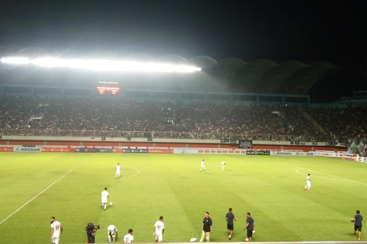 Pemain PSS Sleman dan Arema FC kembali memasuki lapangan pertandingan setelah sempat terjadi kericuhan di salah satu tribun penonton di Stadion Maguwoharjo, Yogyakarta, Rabu (15/5/2019). 