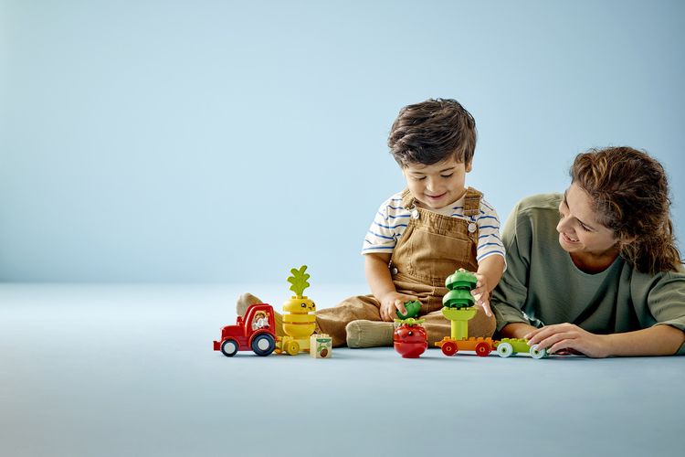 Ilustrasi mengajak anak bermain mainan edukatif di sela-sela makan.