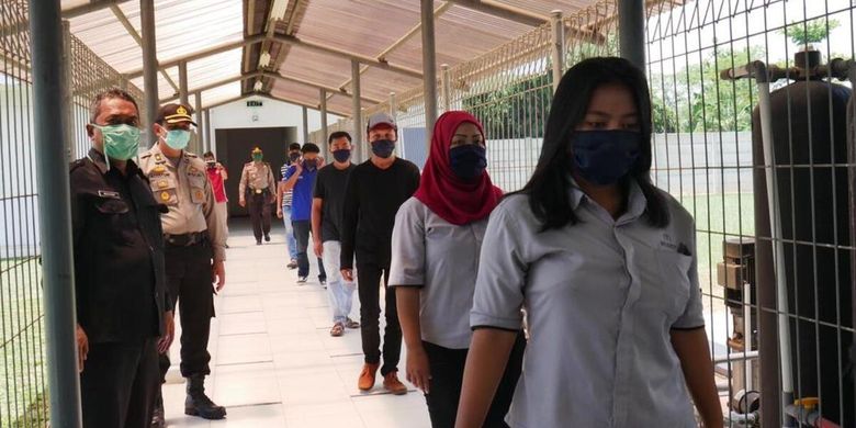 Karyawan pabrik di Cianjur, Jawa Barat diwajibkan mengenakan masker sebagai langkah pencegahan Covid-19 di kawasan industri