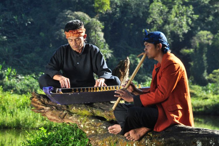 Berikut adalah lirik lagu Cing Cangkeling, lagu daerah asal Jawa Barat.