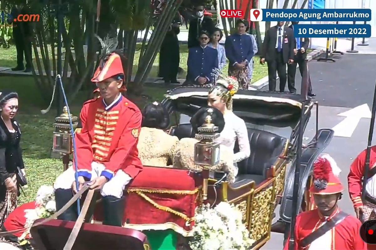 Erina Gudono menaiki kereta kuda menuju lokasi akad nikah di Pendopo Agung Royal Ambarrukmo, Sabtu (10/12/2022).