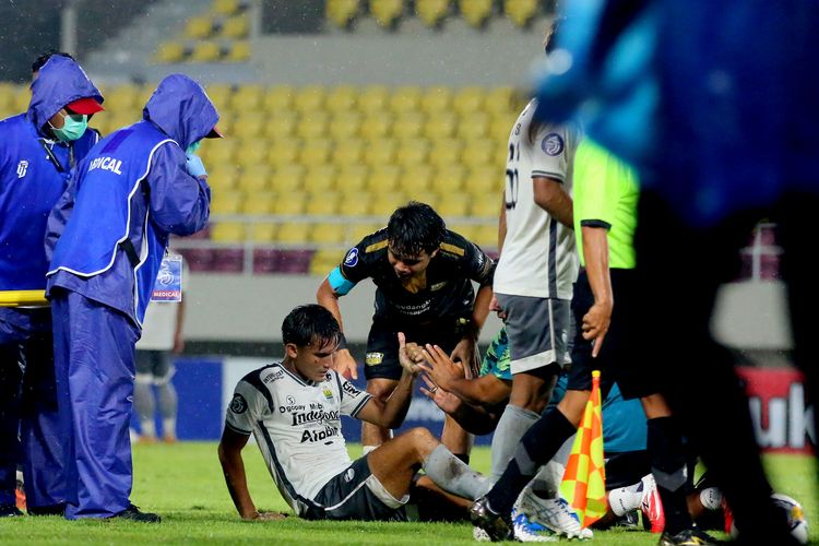 Pemain Persib Bandung Zalnando mengalami cedera saat pertandingan pekan ke-14 Liga 1 2022-2023 melawan Dewa United di Stadion Manahan Solo, Rabu (14/12/2022) malam WIB.
