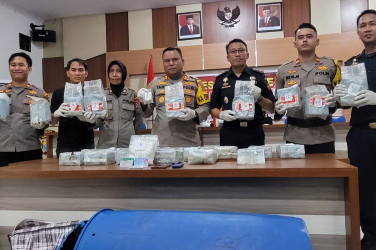 Pers rilis pengungkapan 31 kg sabu sabu dan 100 butir pil ekstasi milik seorang TKI bernama MI, di Polres Nunukan Kaltara
