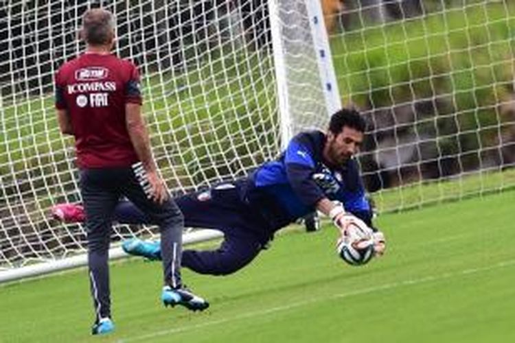 Kiper Juventus, Gianluigi Buffon, mengikuti sesi latihan tim nasional Italia, di Portobello Resort, Mangaratiba, Jumat (6/6/2014).