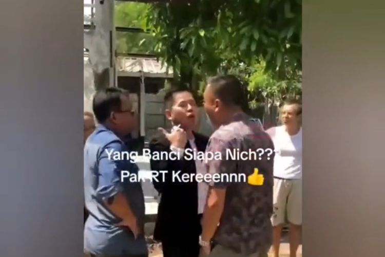 Ketua RT Riang diintimidasi sejumlah orang yang diduga pemilik ruko di Pluit yang caplok bahu jalan dan saluran air.