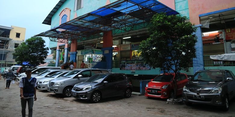 Area pelataran parkir Pasar Santa, Jakarta, Senin (5/6/2017). Pasar Santa adalah salah satu pasar di Jakarta yang menyediakan sayur dan aneka daging.