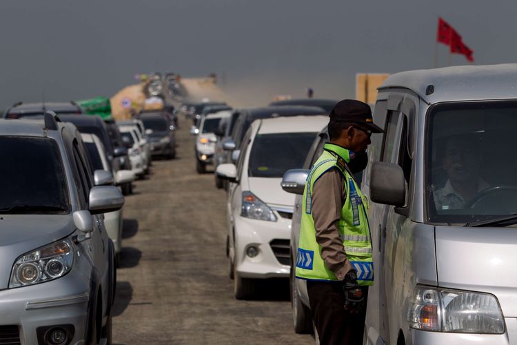 Kendaraan melintasi Tol Pejagan - Brebes, Jawa Tengah, saat arus mudik lebaran H-6, Sabtu (11/7/2015). Tol Pejagan-Brebes dioperasikan untuk mengurangi kemacetan arus mudik lebaran meski kondisi fisik jalan masih jelek. KOMPAS IMAGES/KRISTIANTO PURNOMO