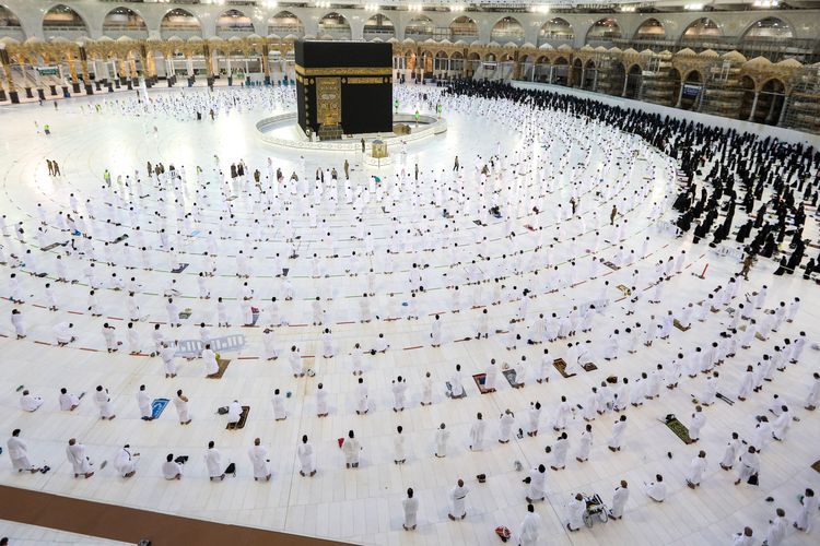 Muslim worshippers pray around the Kaaba in the Grand Mosque complex, Islam's holiest shrine, in Saudi Arabia's holy city of Mecca on November 1, 2020, as authorities expand the year-round Umrah pilgrimage to accommodate more worshippers while relaxing COVID-19 coronavirus pandemic curbs. - Saudi authorities had earlier announced that a third stage of prayer expansions starting from November 1 will permit visitors from abroad. The limit on Umrah pilgrims will then be raised to 20,000, with a total of 60,000 worshippers allowed. (Photo by - / AFP)