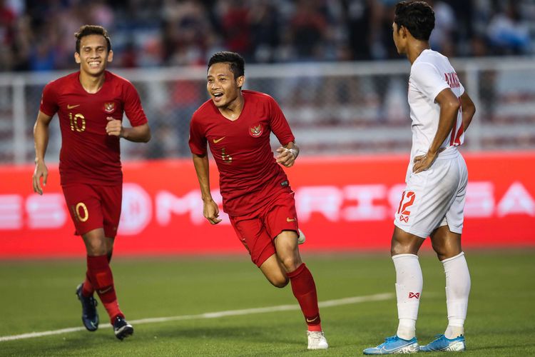 Pemain Timnas U-23 Indonesia, Evan Dimas melakukan selebrasi seusai mencetak gol ke gawang Myanmar dalam pertandingan Semifinal SEA Games 2019 di Stadion Rizal Memorial, Manila, Filipina, Sabtu (7/12/2019). Timnas Indonesia menang 4-2 dari Myanmar.
