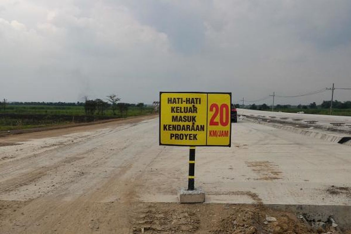 Tol Kertosono-Mojokerto telah tersambung dengan Tol Mojokerto-Surabaya. Namun, untuk melewati ruas ini, pengendara disarankan untuk menjalankan mobilnya tak lebih dari 20 km/jam. Foto diambil Selasa (28/6/2016).