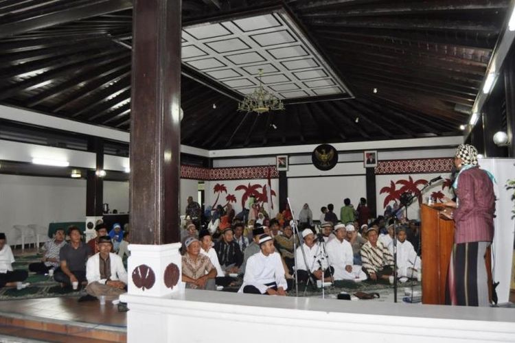 Warga Indonesia di Paramaribo, Suriname mendengarkan dakwah yang dibawakan Ustaz Ismail Hasan asal Madiun, Jawa Timur.