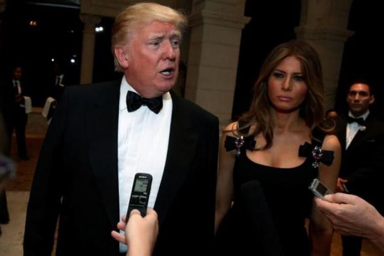 Presiden terpilih AS Donald Trump berbicara pada wartawan saat ia dan istrinya tiba di perayaan malam tahun baru di Mar-a-lago Club di Palm Beach, Florida, 31 Desember 2016.
