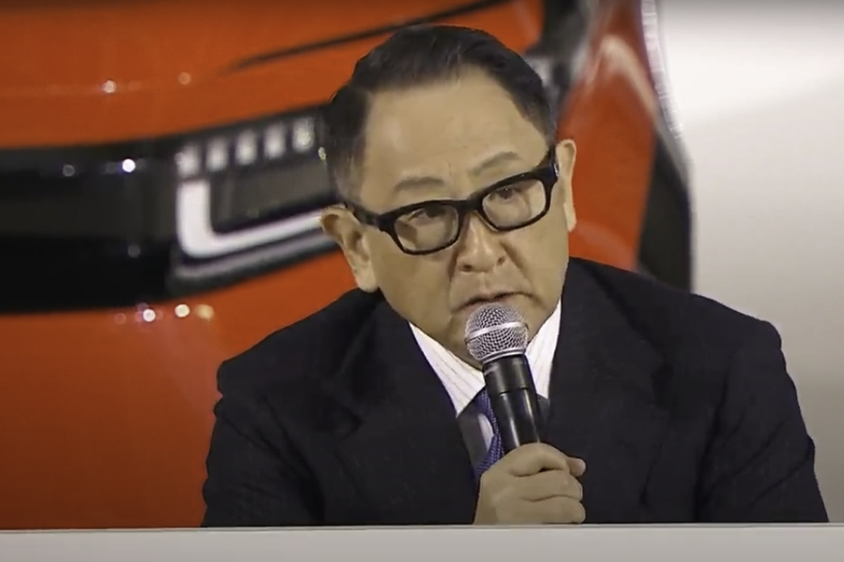 Chief Executive TMC Akio Toyoda saat melakukan konferensi pers virtual mengenai rencana elektrifikasi perusahaan, Selasa (14/12/2021)