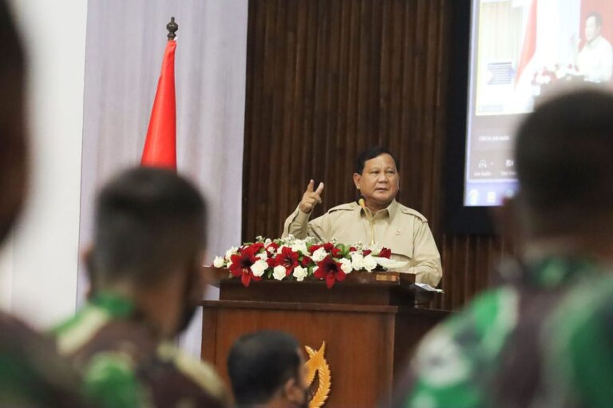 Menhan Prabowo Subianto saat memberikan pembekalan kepada Perwira Siswa Sekolah Staf dan Komando Angkatan Udara (Pasis Seskoau) Angkatan 58 Tahun Pelajaran 2021 di Gedung Widya Mandala I, Seskoau, Lembang, Bandung, Jawa Barat, Selasa (2/11/2021).