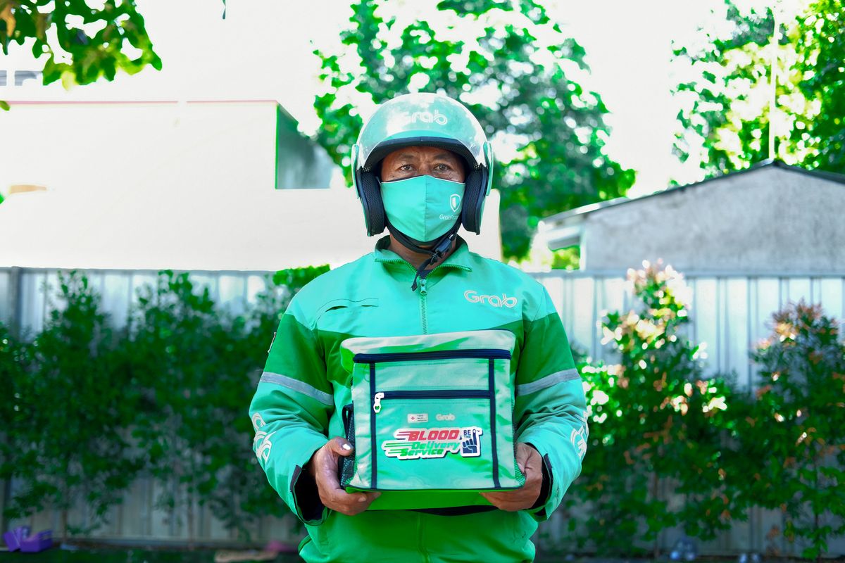 Dengan kolaborasi PMI dan Grab, mitra pengantaran Grab telah dilengkapi dengan tas khusus pengantaran kantong darah dan mendapatkan pelatihan sesuai dengan prosedur distribusi kantong transfus