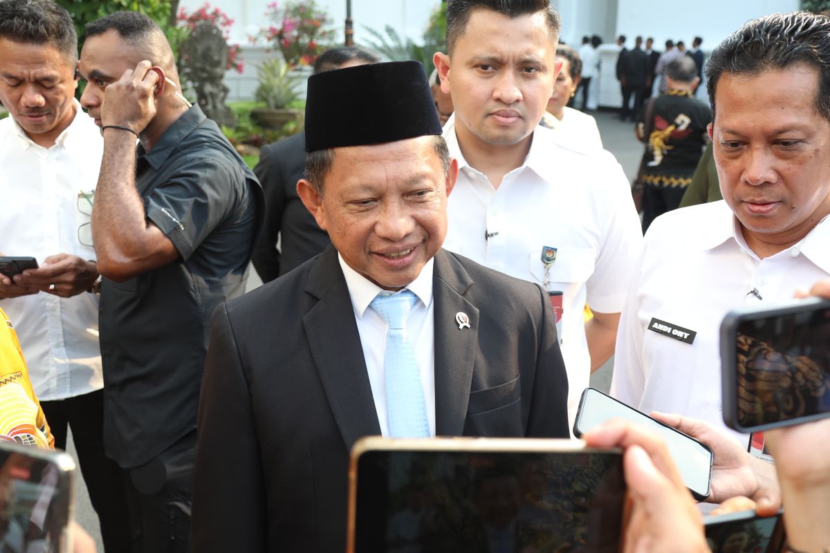 Menteri Dalam Negeri (Mendagri) Muhammad Tito Karnavian seusai menghadiri pelantikan Akhmad Wiyagus sebagai Wakil Menteri Dalam Negeri (Wamendagri) III di Istana Negara, Jakarta, Rabu (8/10/2025).