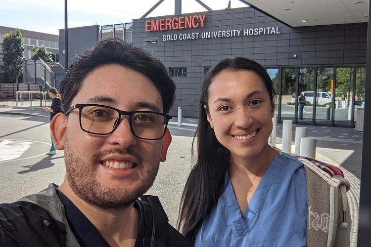 Juan Torres dan Laura Ortiz pindah ke Australia untuk meningkatkan kemampuan berbahasa Inggris.