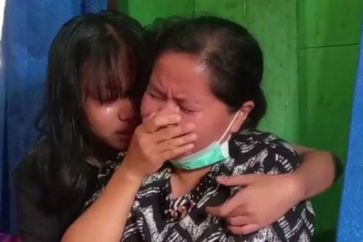 Isak tangis keluarga pecah saat jenazah Samsul Sattu (45) korban penembakan Kelompok Kriminal Bersenjata (KKB) Papua, tiba di rumah duka di Kelurahan Tampo, Kecamatan Makale, Tana Toraja, Sulawesi Selatan, Kamis (28/4/2022) pagi.