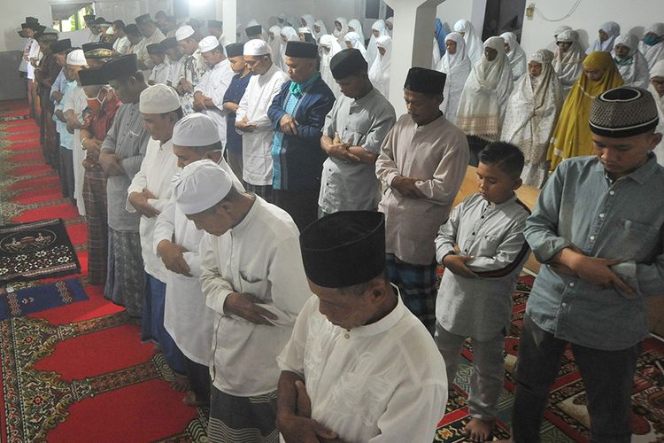 Jamaah Tarekat Naqsabandiyah melaksanakan shalat Idul Fitri di Mushalla Baitul Makmur, Pauh, Padang, Sumatera Barat, Sabtu (23/5/2020). Tarekat Naqsabandiyah menetapkan jatuhnya 1 Syawal 1441 Hijriah didasari dengan metode hisab Munjid, yakni penghitungan 30 hari sejak awal puasa dan lebih awal satu hari dari waktu yang ditetapkan Pemerintah.