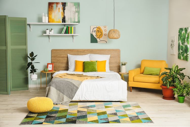 Ilustrasi dekorasi kamar tidur warna kuning dan hijau.