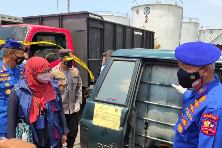 Dirpolair Korpolairud Baharkam Polri, Brigjen Mohammad Yassin Kosasih menunjukan barang bukti kendaraan modifikasi untuk mengangkut solar, saat konferensi pers di Terminal BBM Tegal, Kamis (7/10/2021).