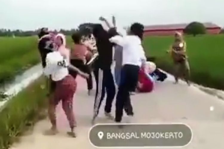 Tangkapan layar dari video berisi aksi kekerasan antar kelompok remaja putri. Kejadian dalam video, diduga terjadi di wilayah Bangsal, Kabupaten Mojokerto.