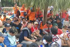 The Jakmania Mulai Berdatangan di Stadion GBK