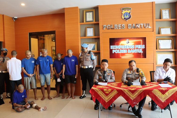 Kapolres Bantul AKBP Ihsan bersama enam tersangka pembunuh pemuda di Mapolres Bantul. Senin (13/2/2023)