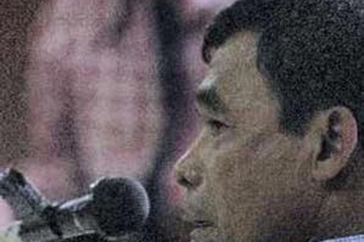 Mantan Deputi V Badan Intelijen Negara Muchdi PR menjawab pertanyaan yang diajukan oleh jaksa penuntut umum dalam sidang kasus pembunuhan Munir di Pengadilan Negeri Jakarta Pusat, Kamis (17/11/2005).