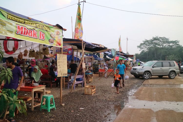 Pemudik memadati kawasan rest area yang serba ada, bak pasar tumpah di kawasan tol darurat Pemalang-Batang mulai sore hari hingga malam pukul 19.00, Kamis (22/6/2017).