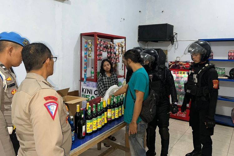 Tim Operasi Pekat Polresta Tasikmalaya, Jawa Barat, menggerebek pedagang miras saat bilan puasa yang dimiliki gadis berusia muda di Pasar Indihiang, Kota Tasikmalaya, Minggu (17/3/2024) malam.