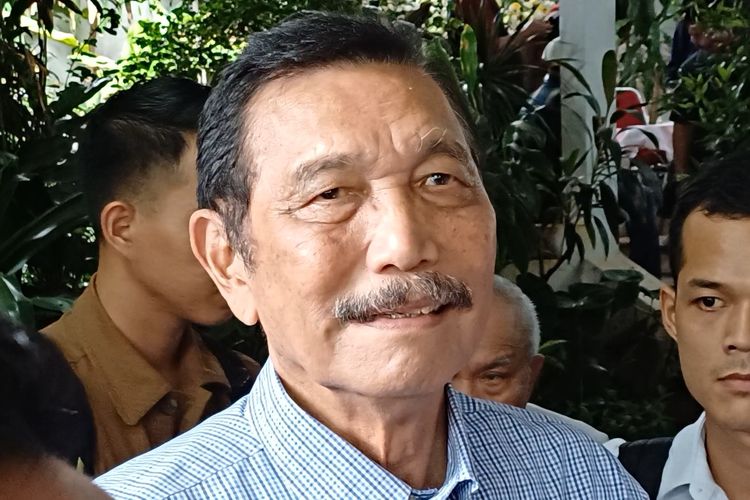 Menteri Koordinator Kemaritiman dan Investasi (Menko Marves) Luhut Binsar Pandjaitan saat melayat ke rumah duka Rizal Ramli di kawasan Mampang Prapatan, Jakarta Selatan, Rabu (3/1/2024).