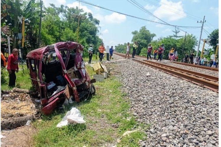 RUSAK—Inilah mobil Suzuki Carry warna merah milik Tarmuji, warga Gading Permai, Kelurahan Petahunan, Kecamatan Gading Rejo, Kota Pasuruan yang rusak tertabrak Kereta Api Argo Semeru saat melewati di perlintasan tanpa palang di Desa Wonoasri, Kecamatan Wonoasri, Kabupaten Madiun, Jawa Timur, Jumat (12/4/2024) siang.