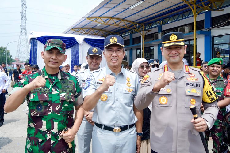 Direktur Keuangan Jasa Raharja Bayu Rafisukmawan bersama TNI dan Polri saat melepas pemudik dari program mudik gratis Kemenhub, Sabtu (6/4/2024). 