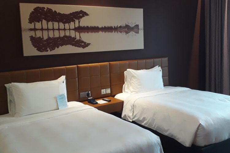 Hard Rock Hotel yang terletak di Resorts World Sentosa, Singapura menyajikan suasana kamar dengan interior serba rock n roll. Mulai dari lukisan hingga karpet berbentuk pick gitar.