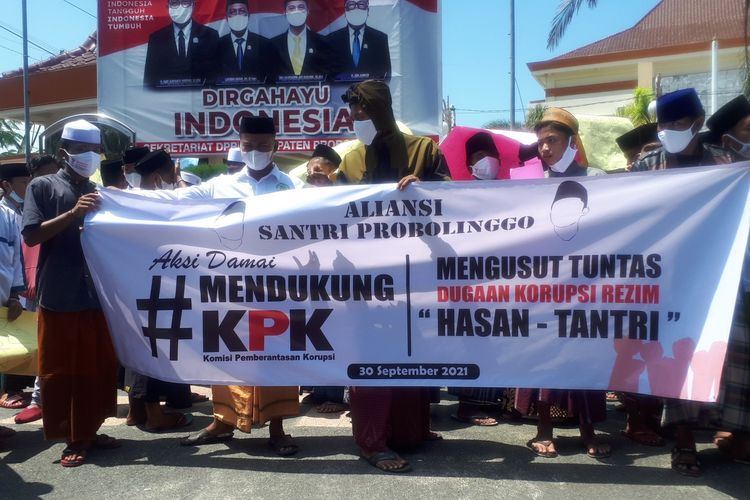 Ratusan santri berunjuk rasa di depan kantor DPRD Kabupaten Probolinggo