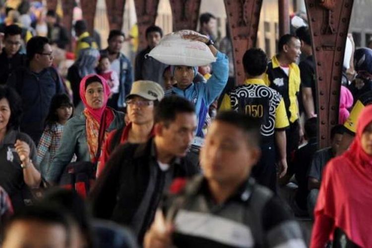 Pemudik tiba di Stasiun Senen, Jakarta Pusat, menggunakan kereta Fajar Utama Yogyakarta, Jumat (1/8/2014). Sebanyak 45.480 orang pemudik kembali ke Jakarta terhitung 30 Juli hingga 1 Agustus.
